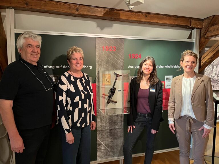 Aus Nürtingen in die Welt Hans Marzinzik, seit 52 Jahren bei Metabo, Bürgermeisterin Annette Bürkner, Museumsleiterin Melina Wießler und Metabo-Vizepräsidenten, Nadine Lillich flankieren den ersten Metallbohrer aus Nürtingen.