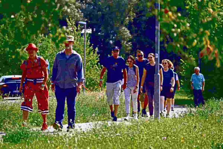 So setzen 500 Menschen ein Zeichen für das Aichtaler Gartenhallenbad
